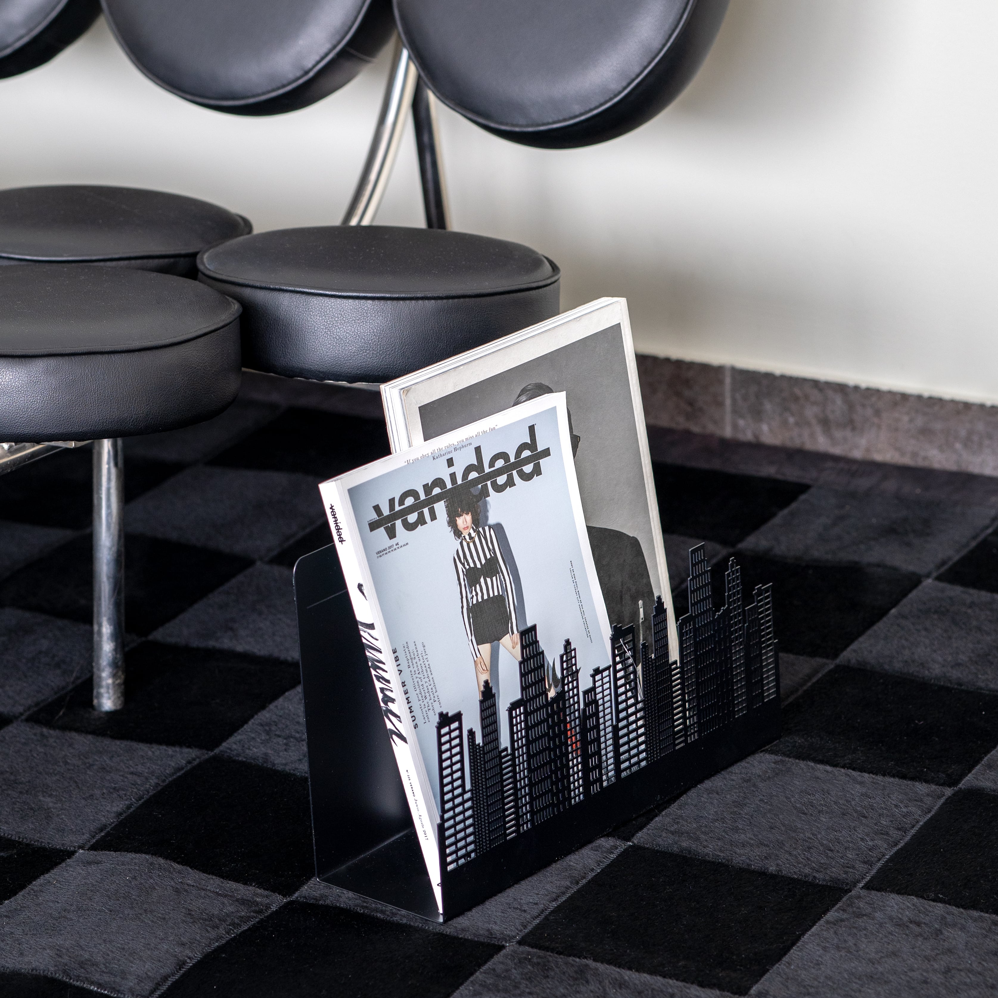 Revistero edificios negro