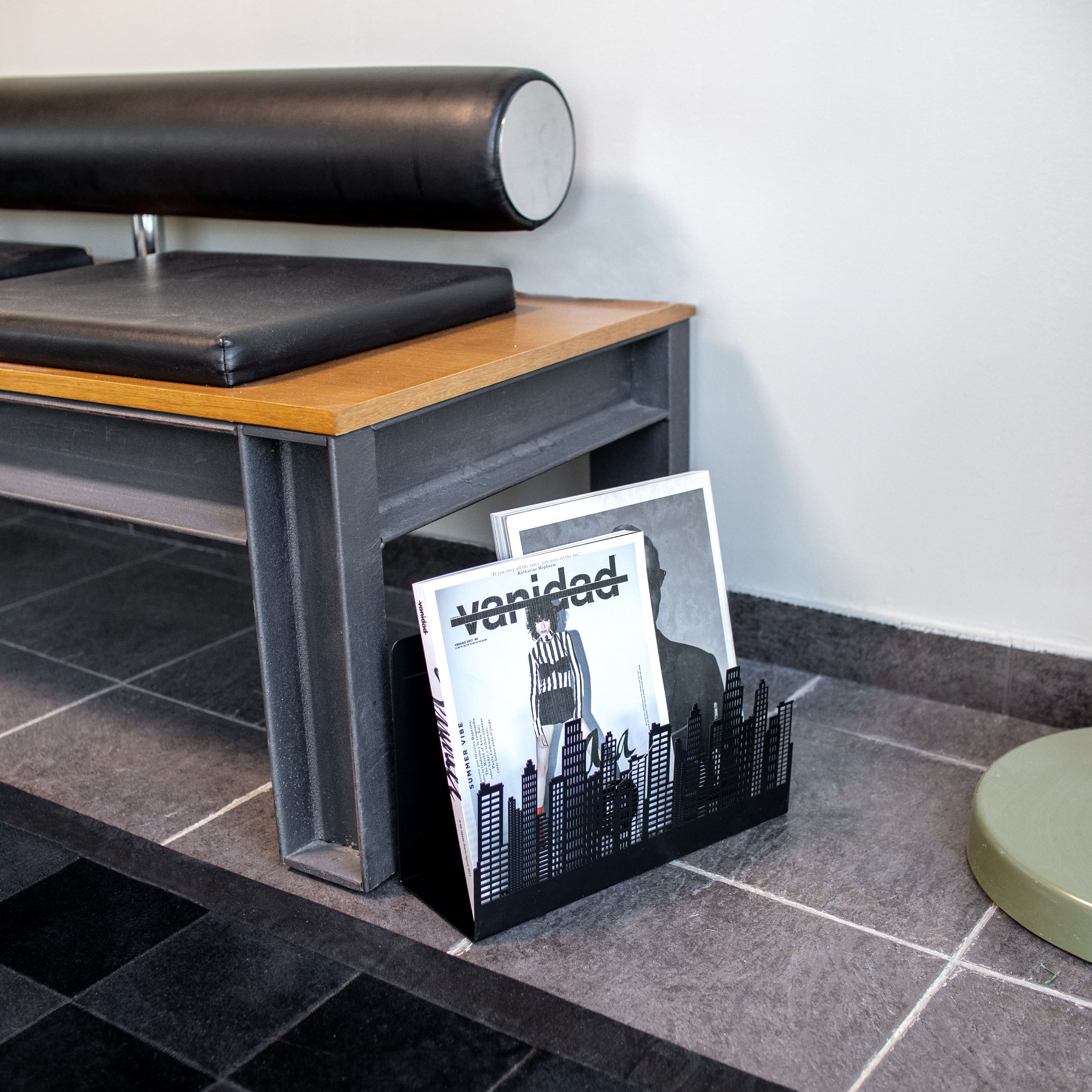 Revistero edificios negro