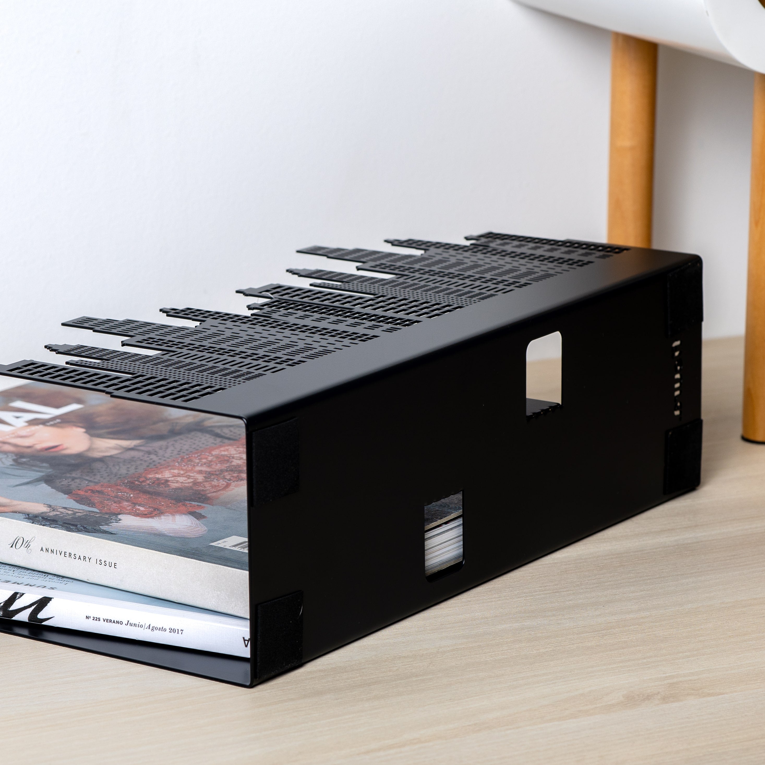 Revistero edificios negro