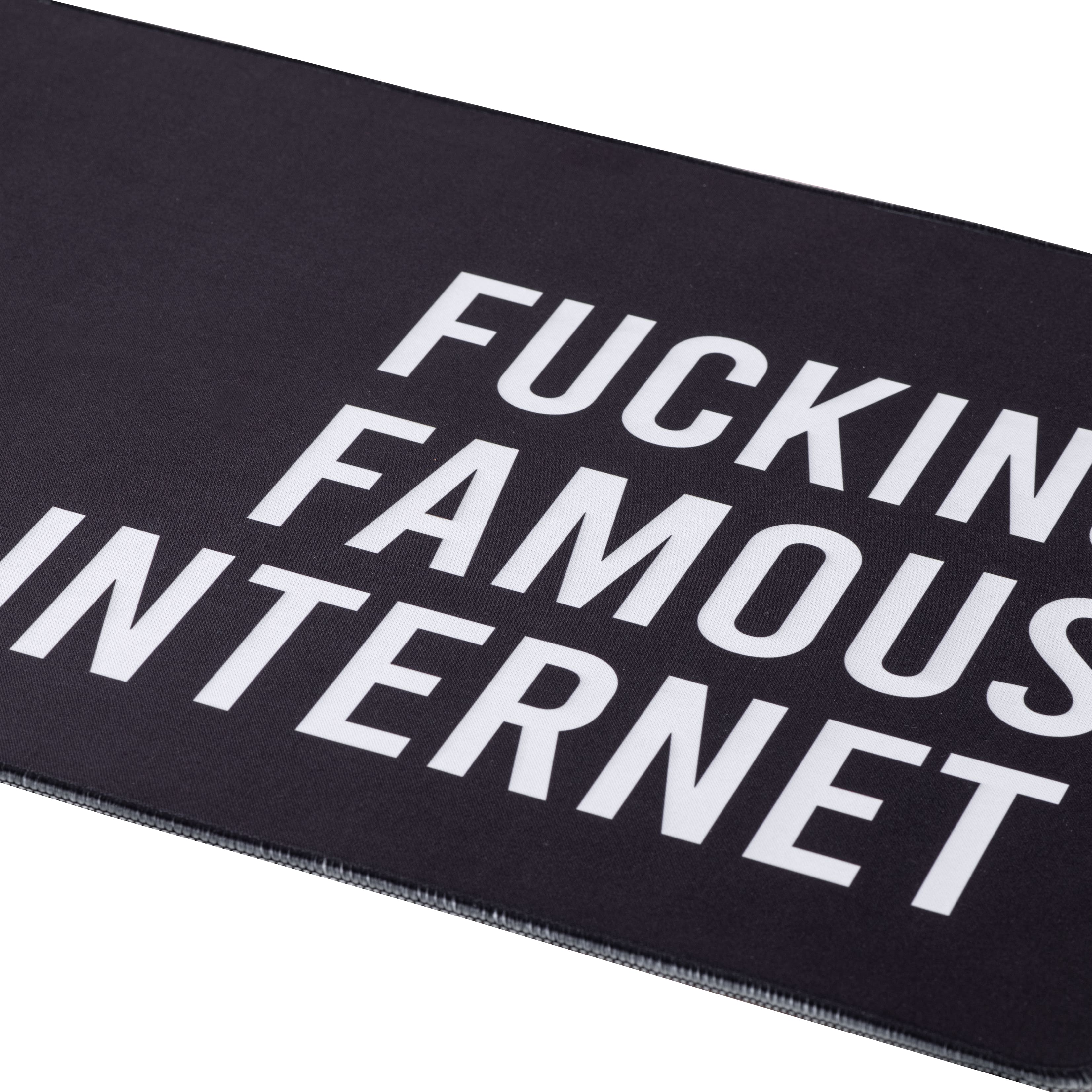 Alfombrilla ratón XXL “Fucking famous on the internet”