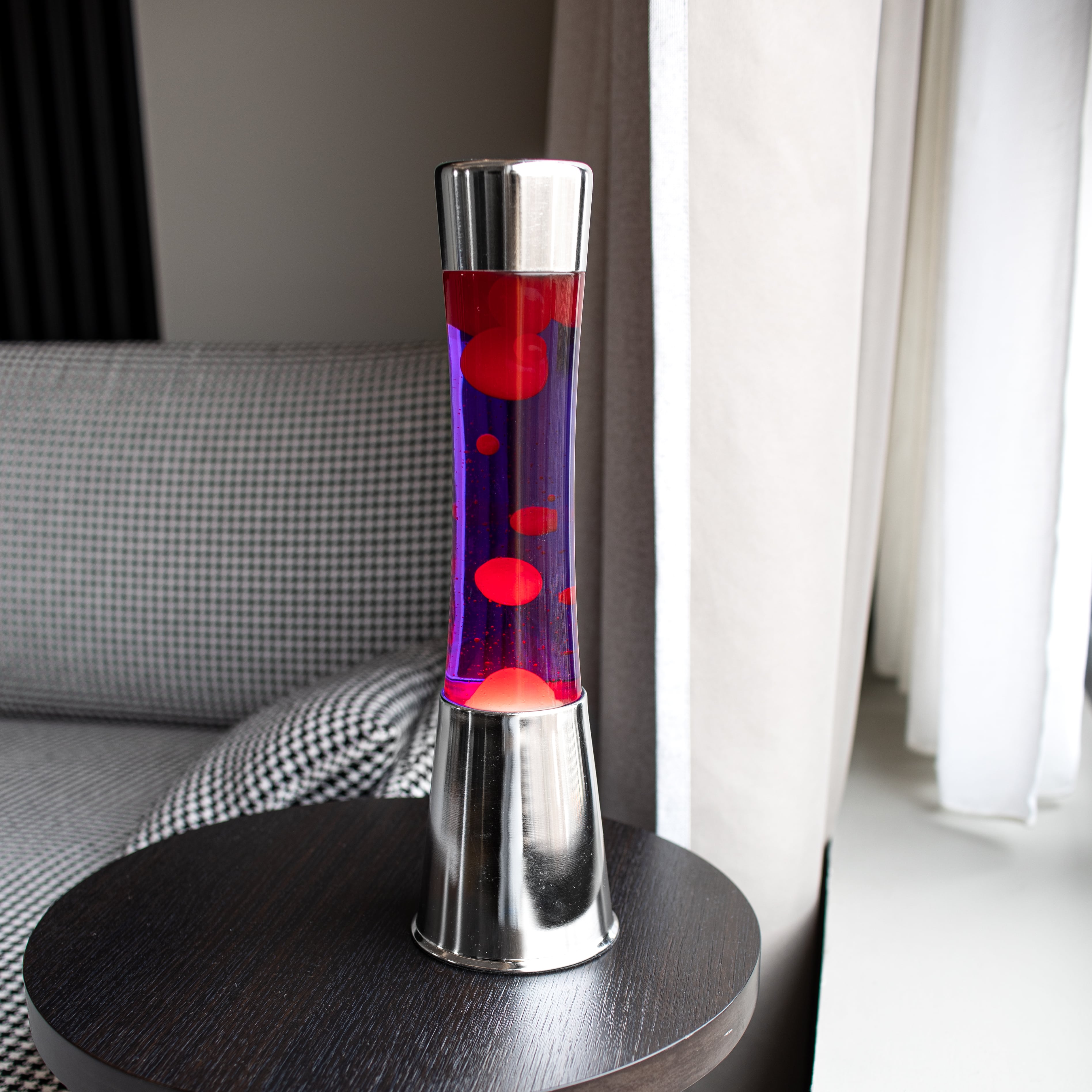 Lámpara de Lava con base cromo, líquido morado y lava roja