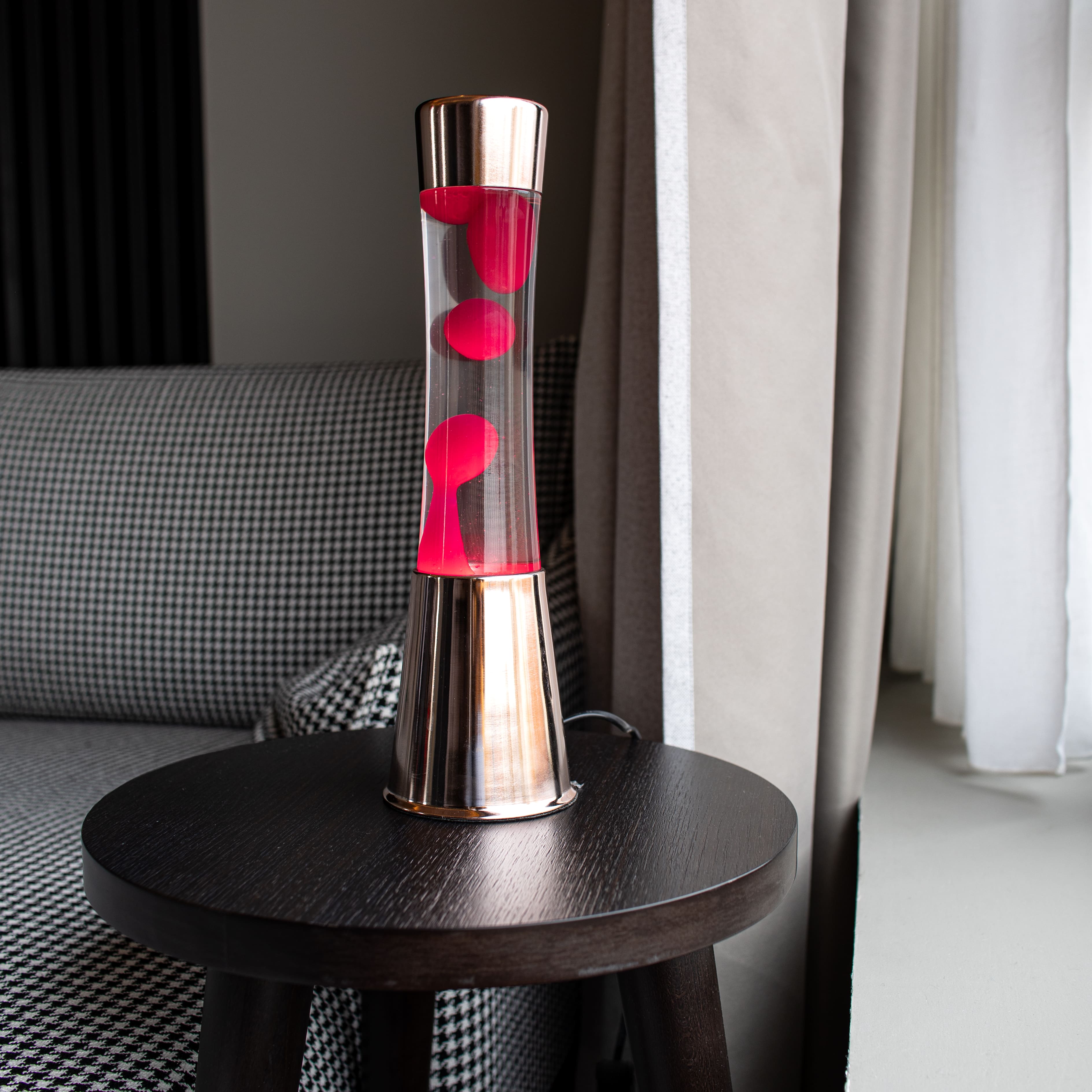 Lámpara de Lava con base oro rosa, líquido transparente y lava magenta