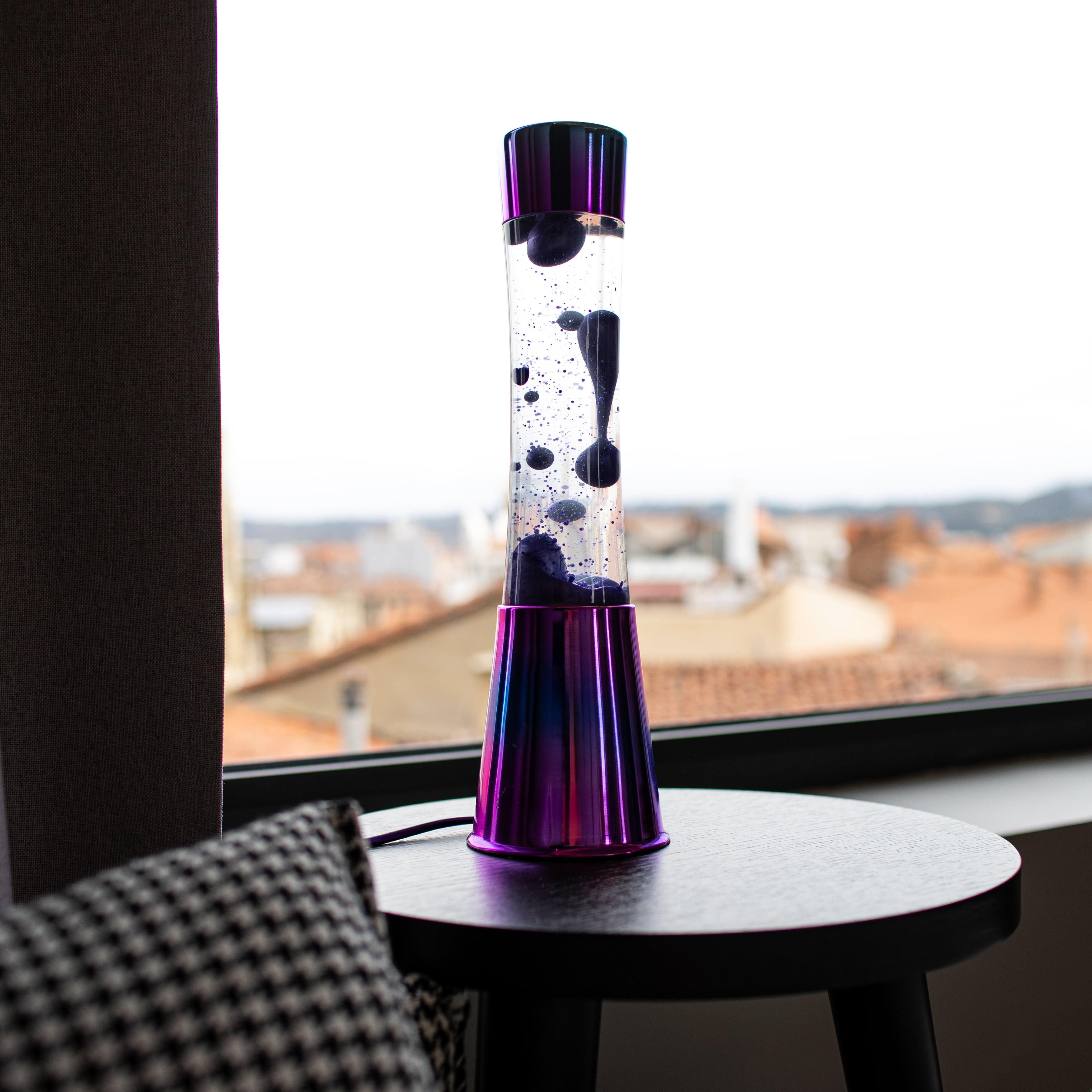 Lámpara de Lava con base iridiscente, líquido transparente y lava metálica morada