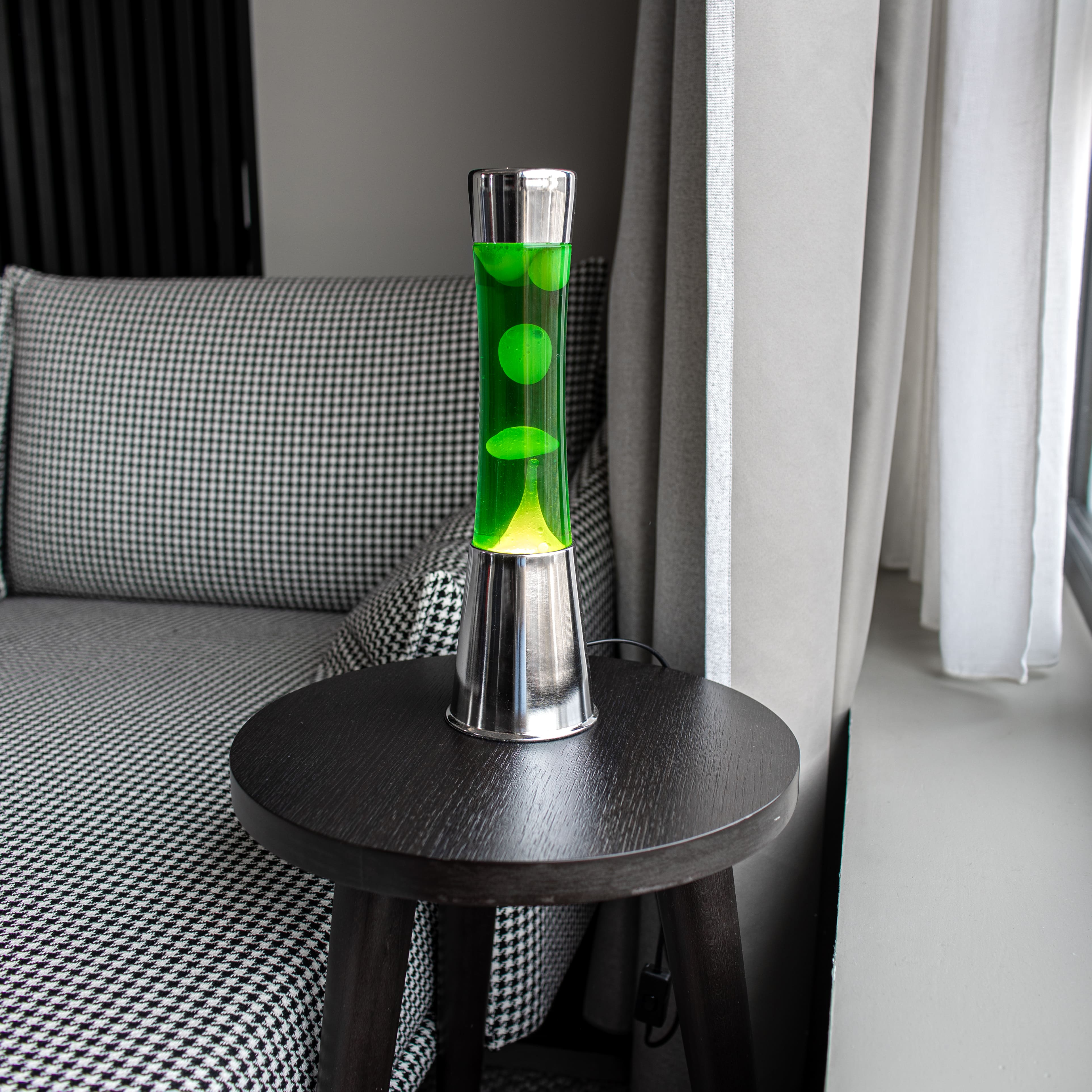 Lámpara de Lava con base cromo, líquido amarillo y lava verde