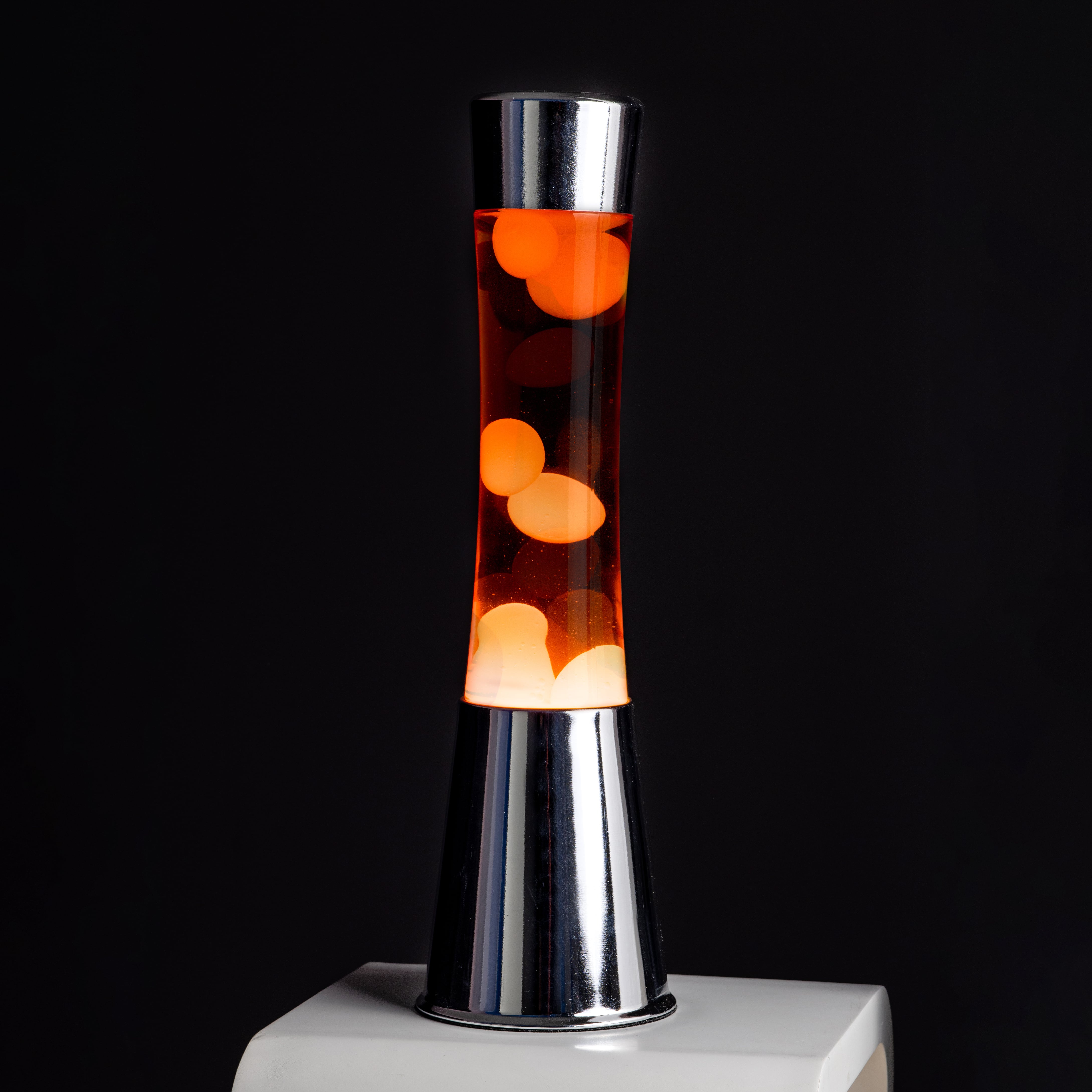 Lámpara de lava con base cromo, líquido naranja y lava naranja