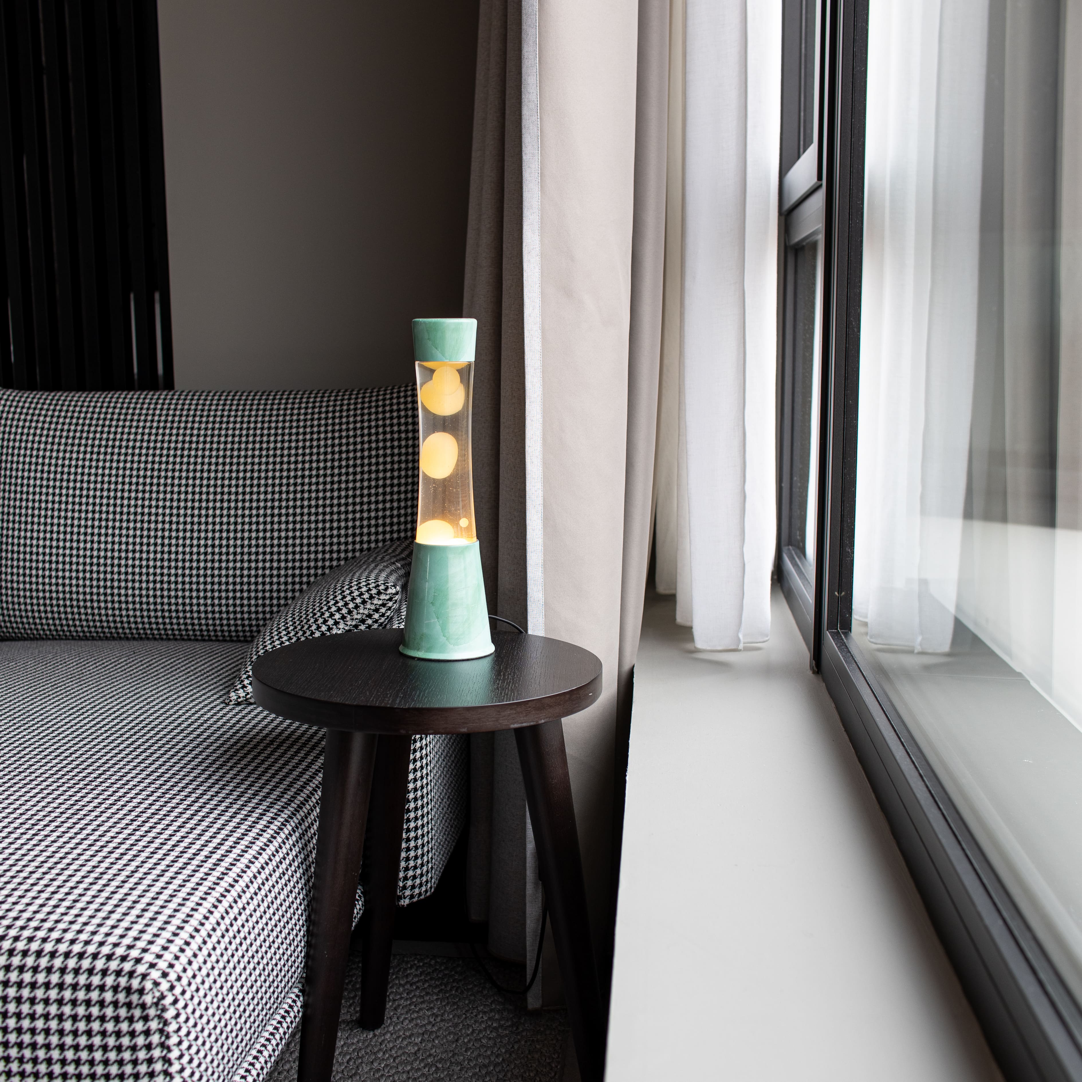 Lámpara de lava con base jade con líquido transparente con Lava menta