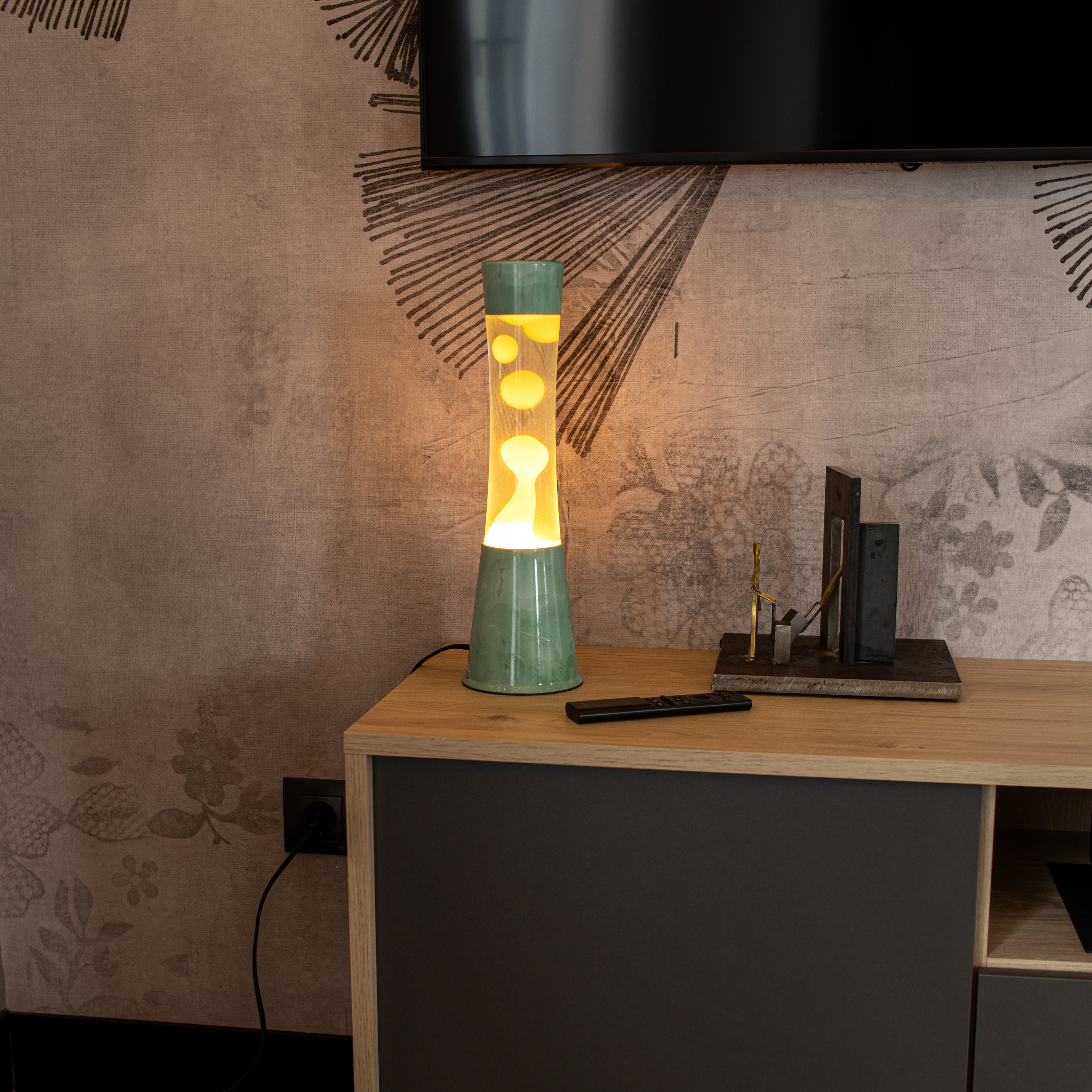 Lámpara de lava con base jade con líquido transparente con Lava menta