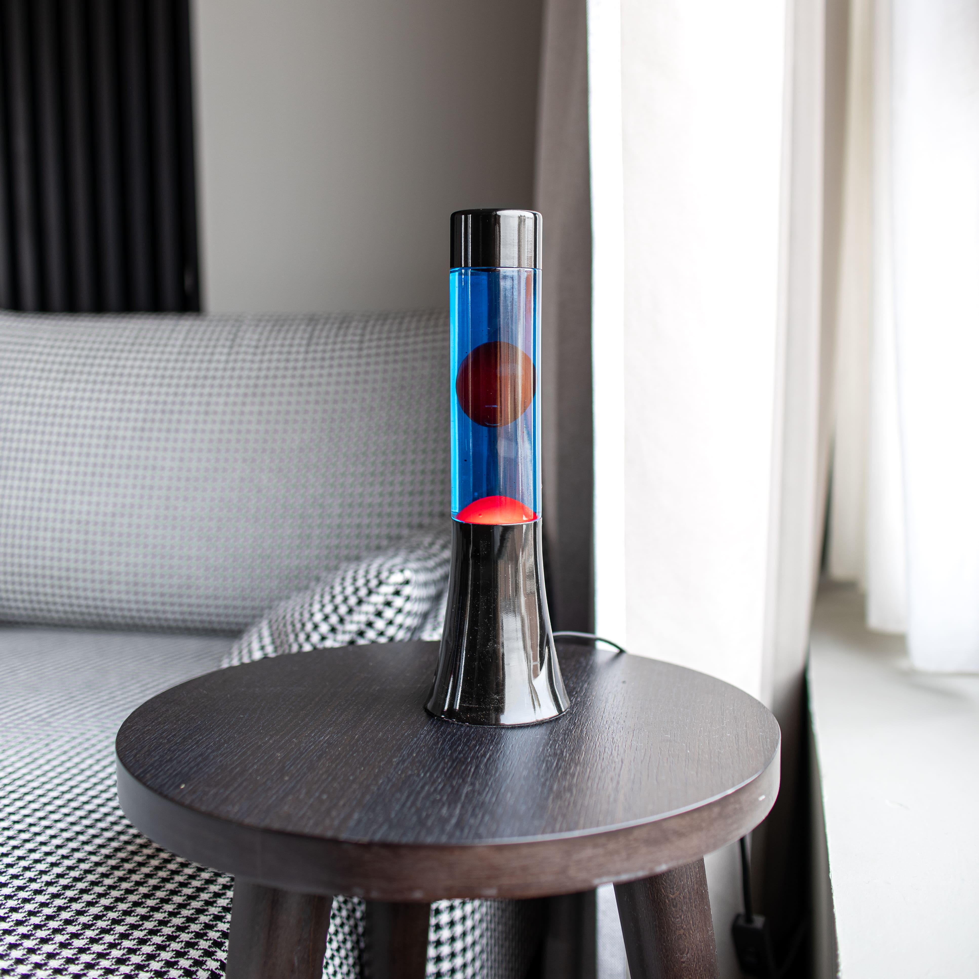 Lámpara de lava roja de 30 cm con base negra y líquido azul