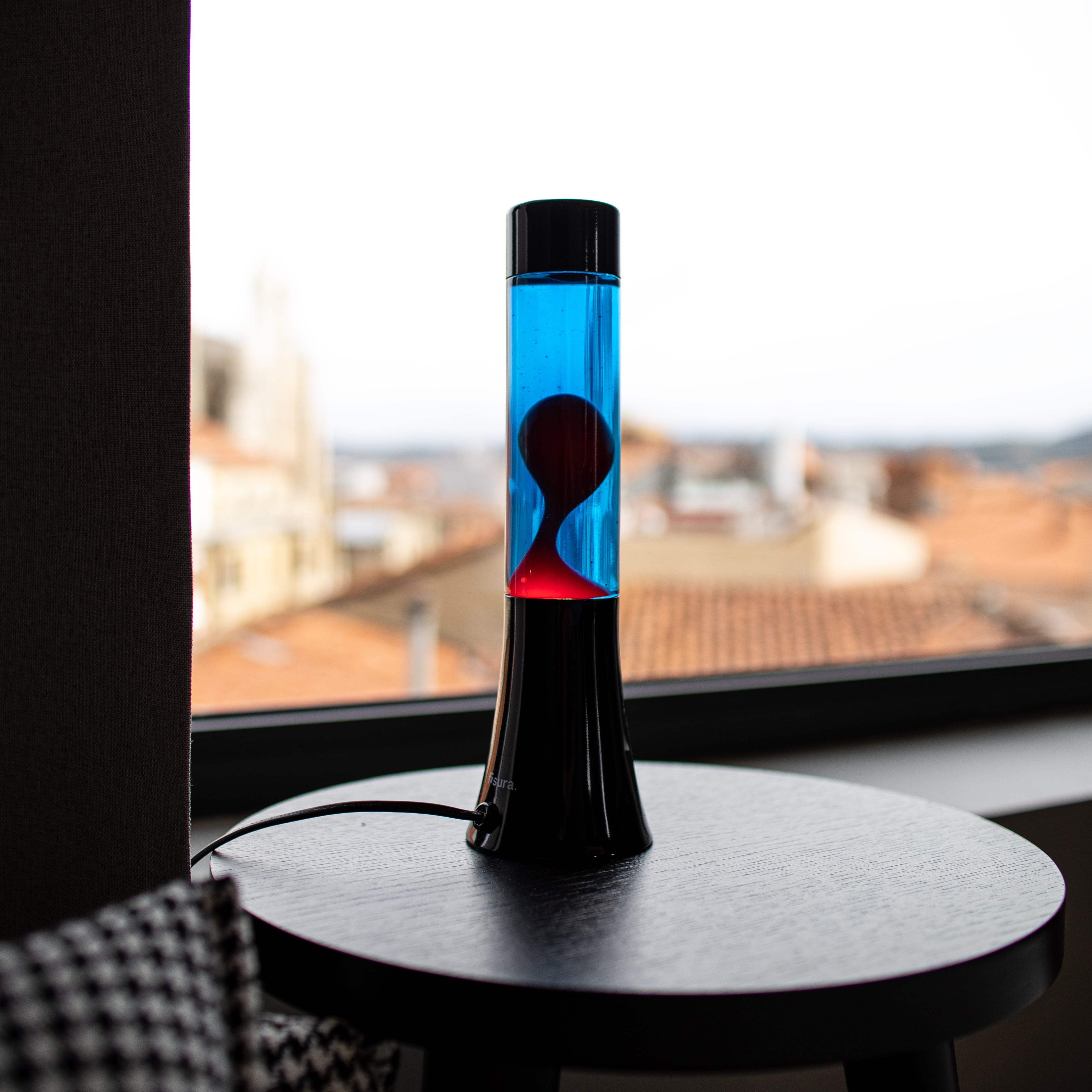 Lámpara de lava roja de 30 cm con base negra y líquido azul
