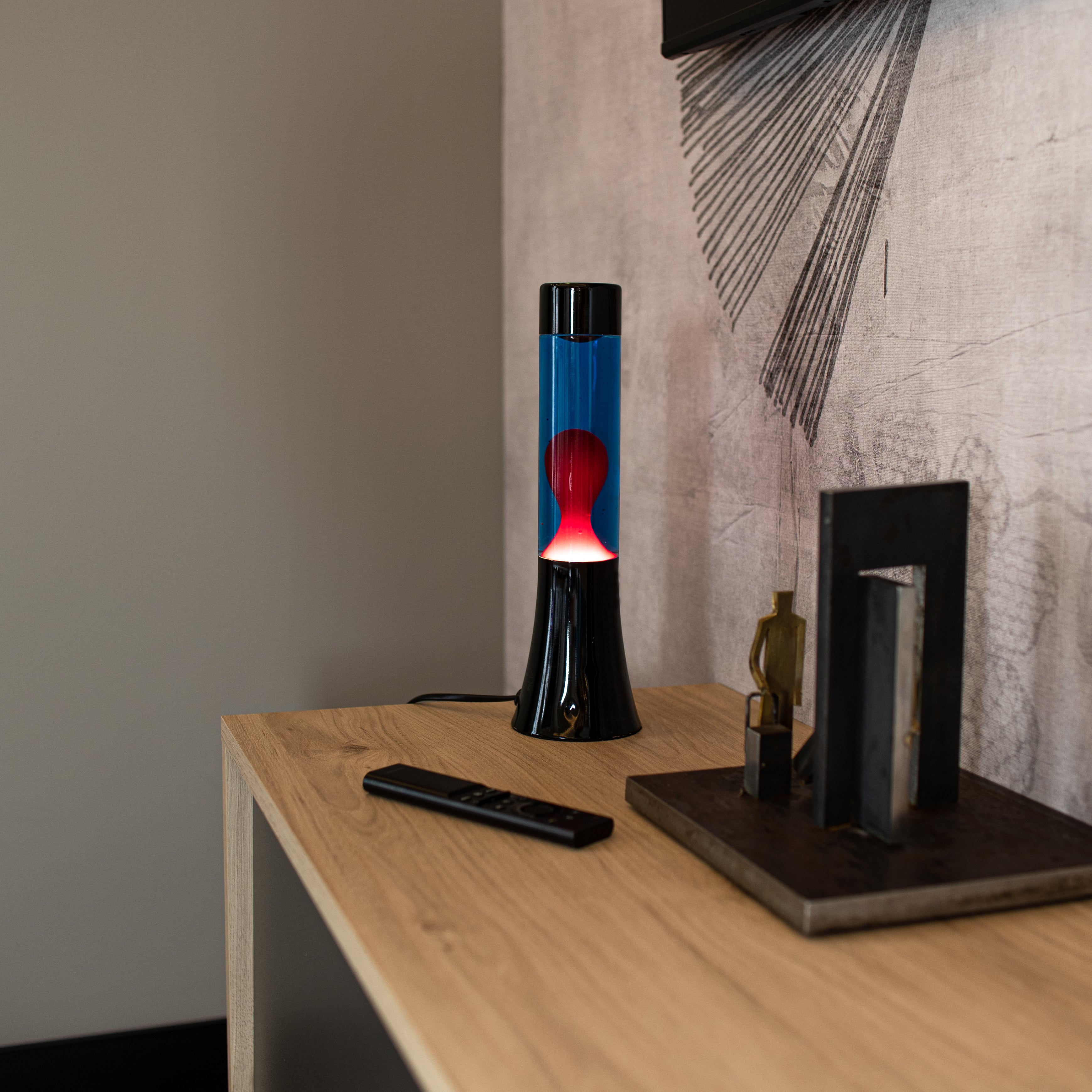 Lámpara de lava roja de 30 cm con base negra y líquido azul