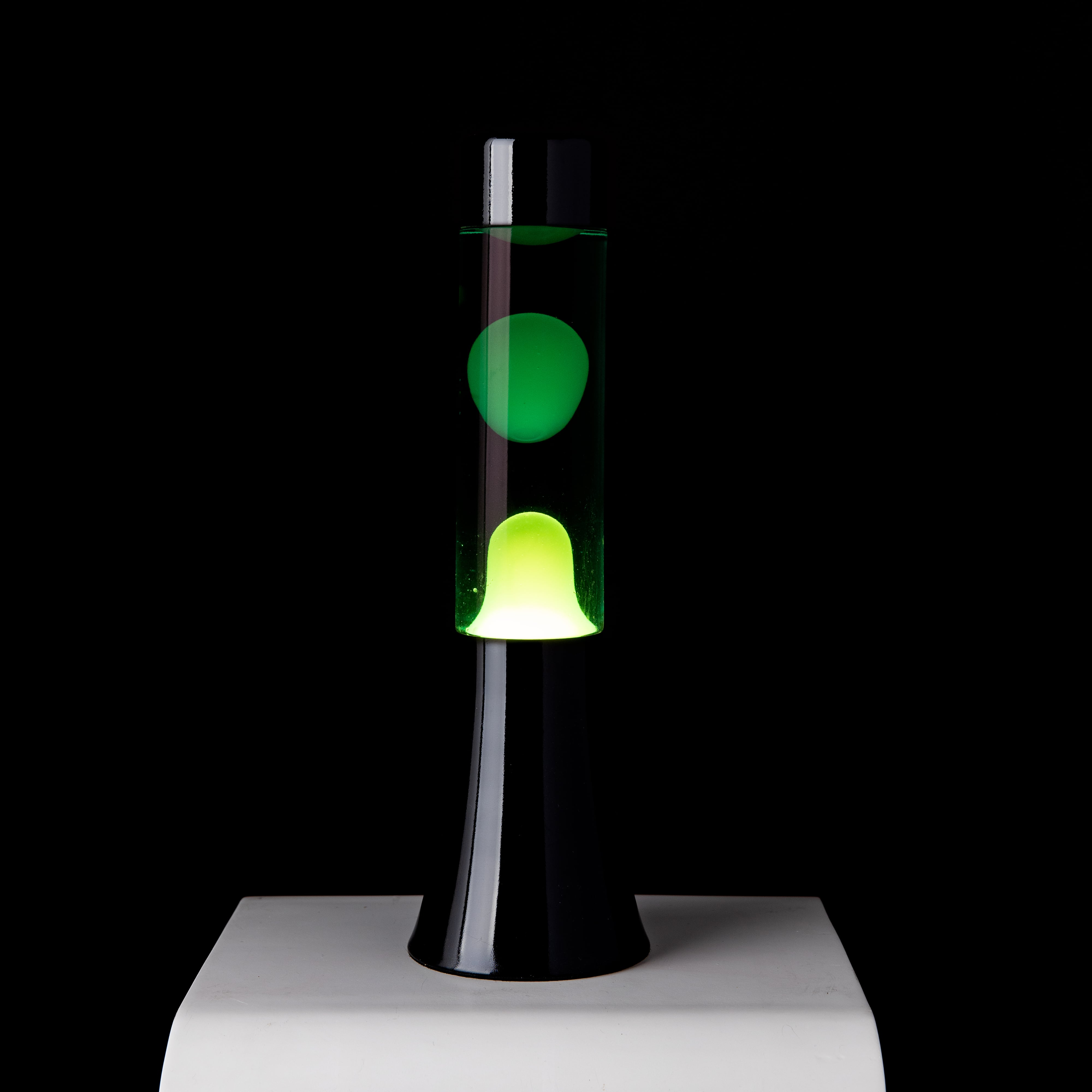 Lámpara de lava amarilla de 30 cm con base negra y líquido verde