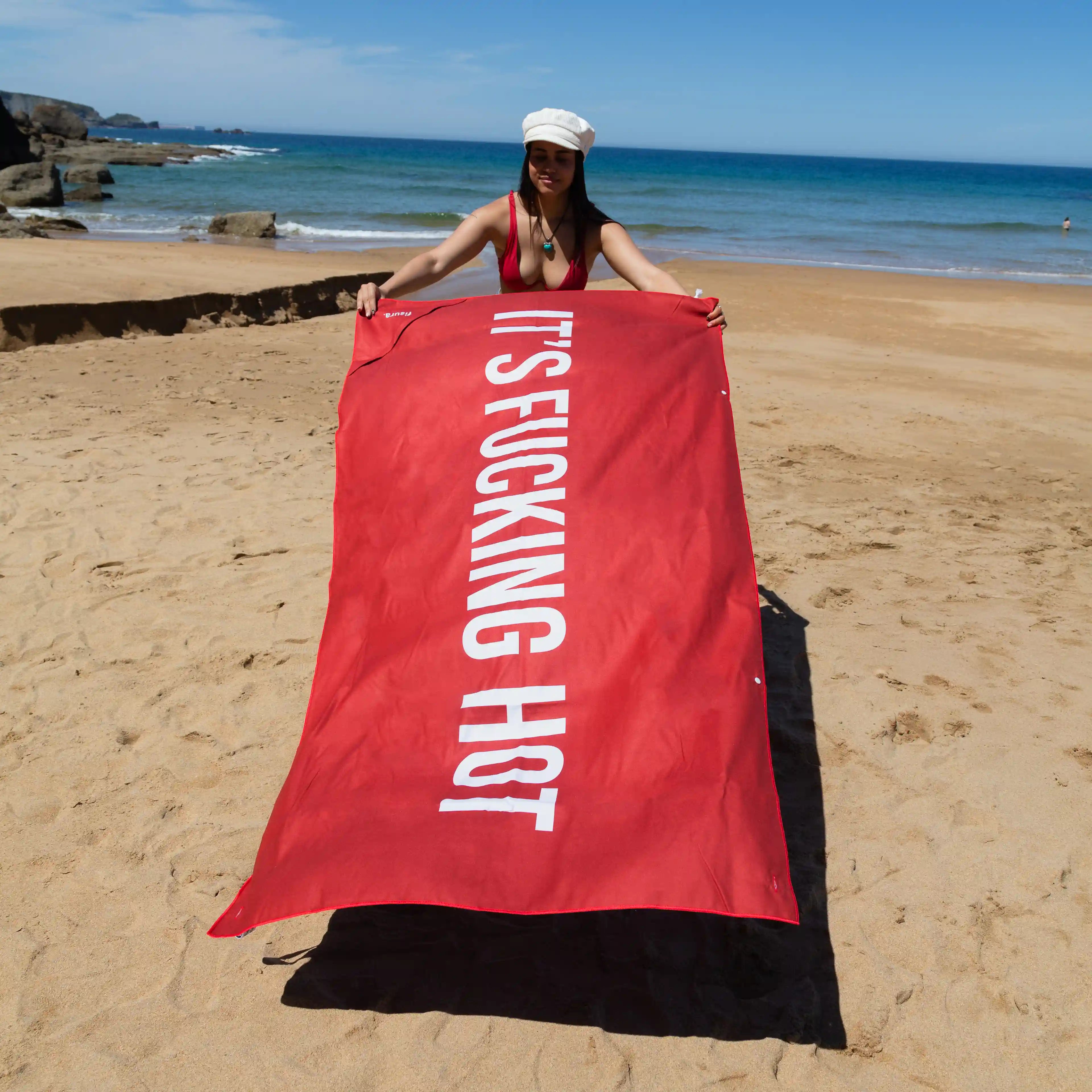 Toalla playa "it's fucking hot" rojo