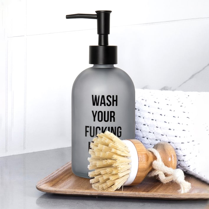 Dispensador de jabón “wash your fucking hands”