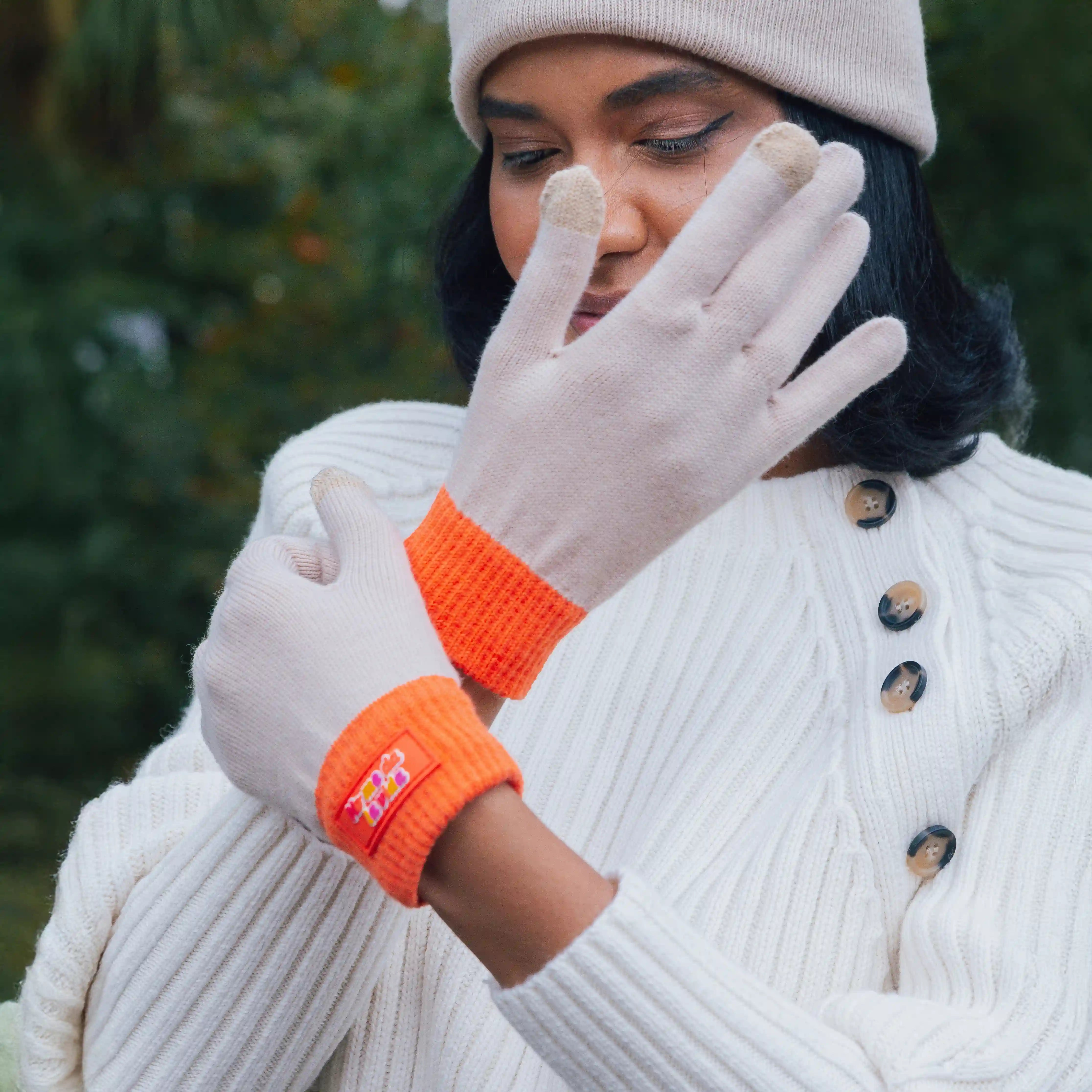 Guantes “No me da la vida” beige