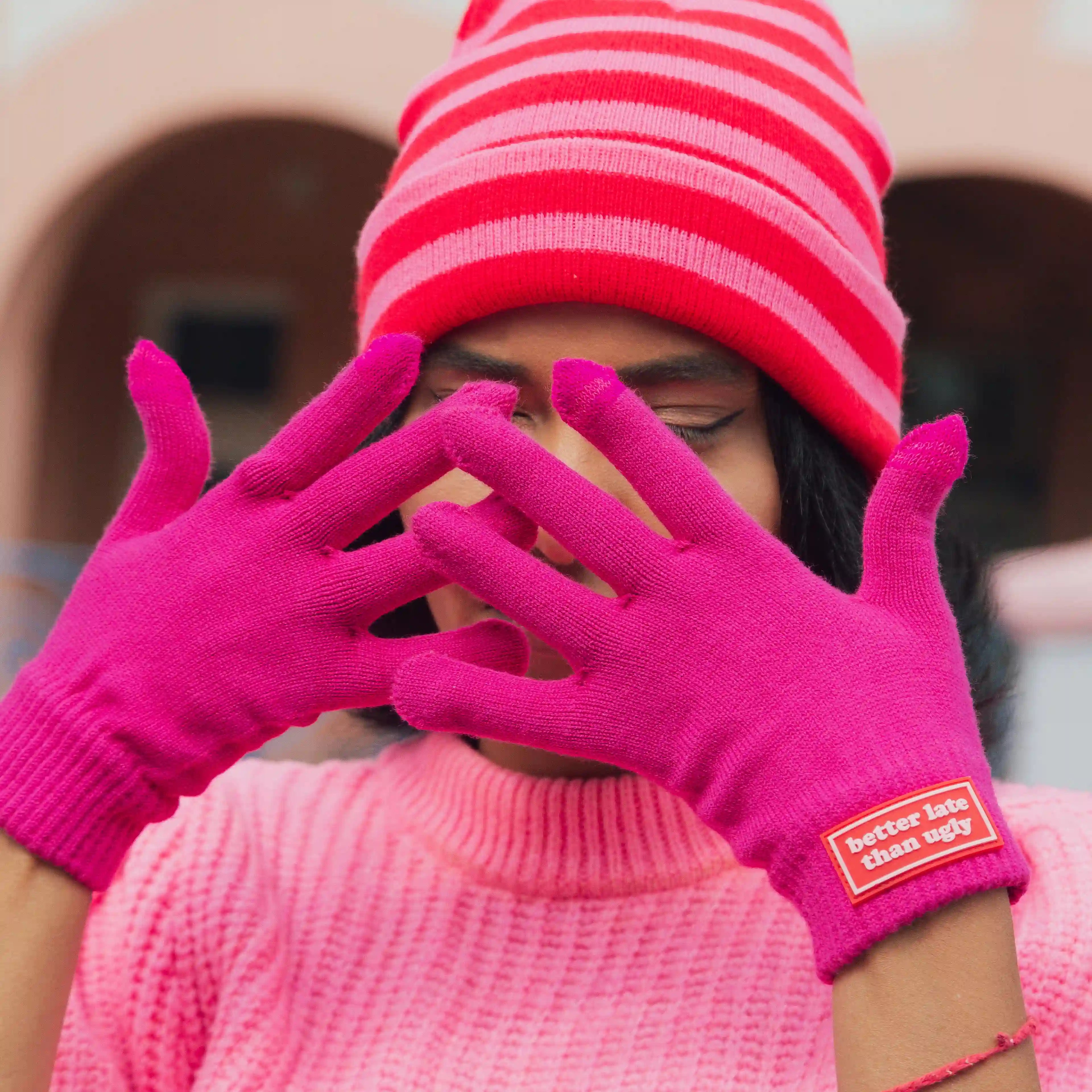 Guantes “Better late than ugly” rosa