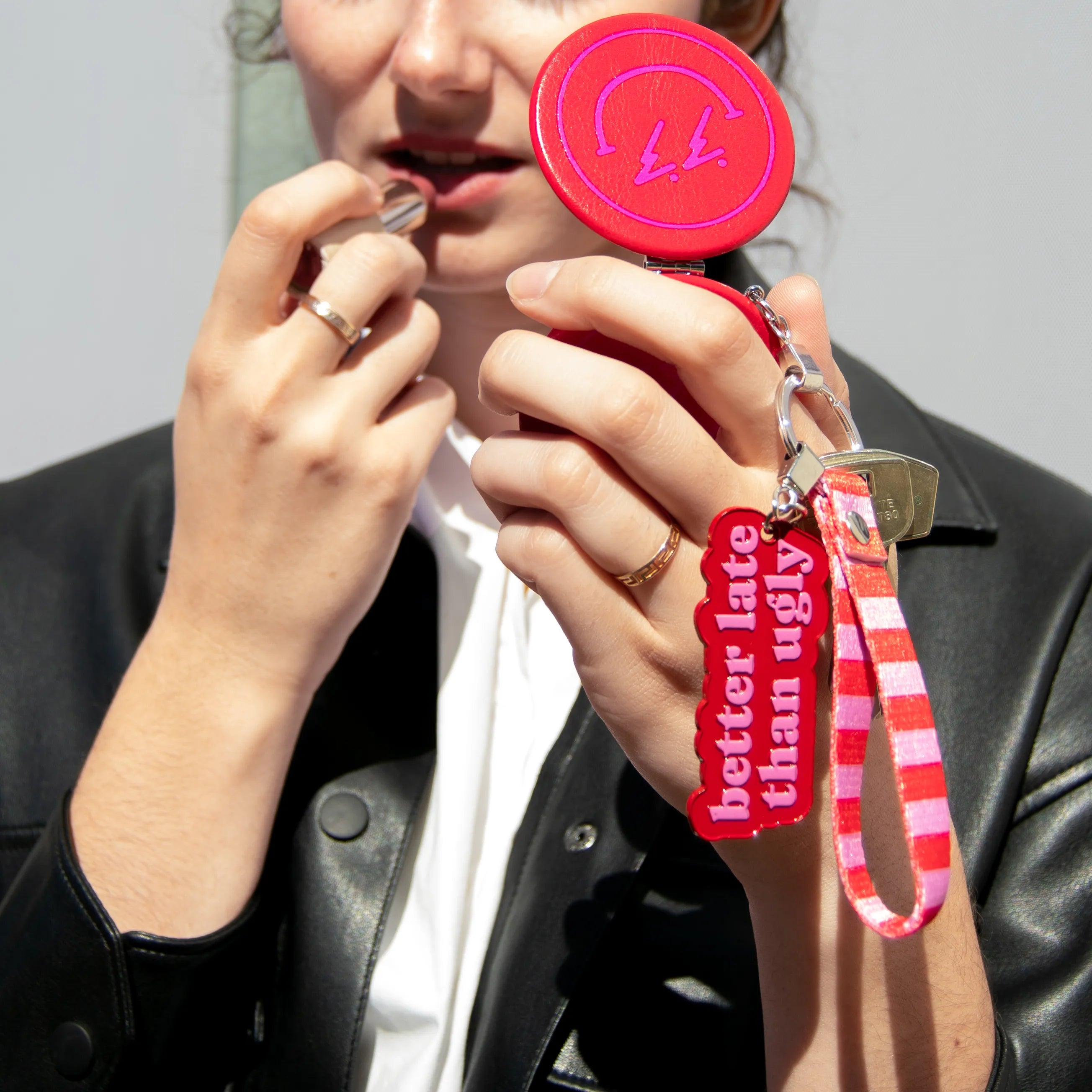 Llavero espejo “Better late than ugly”