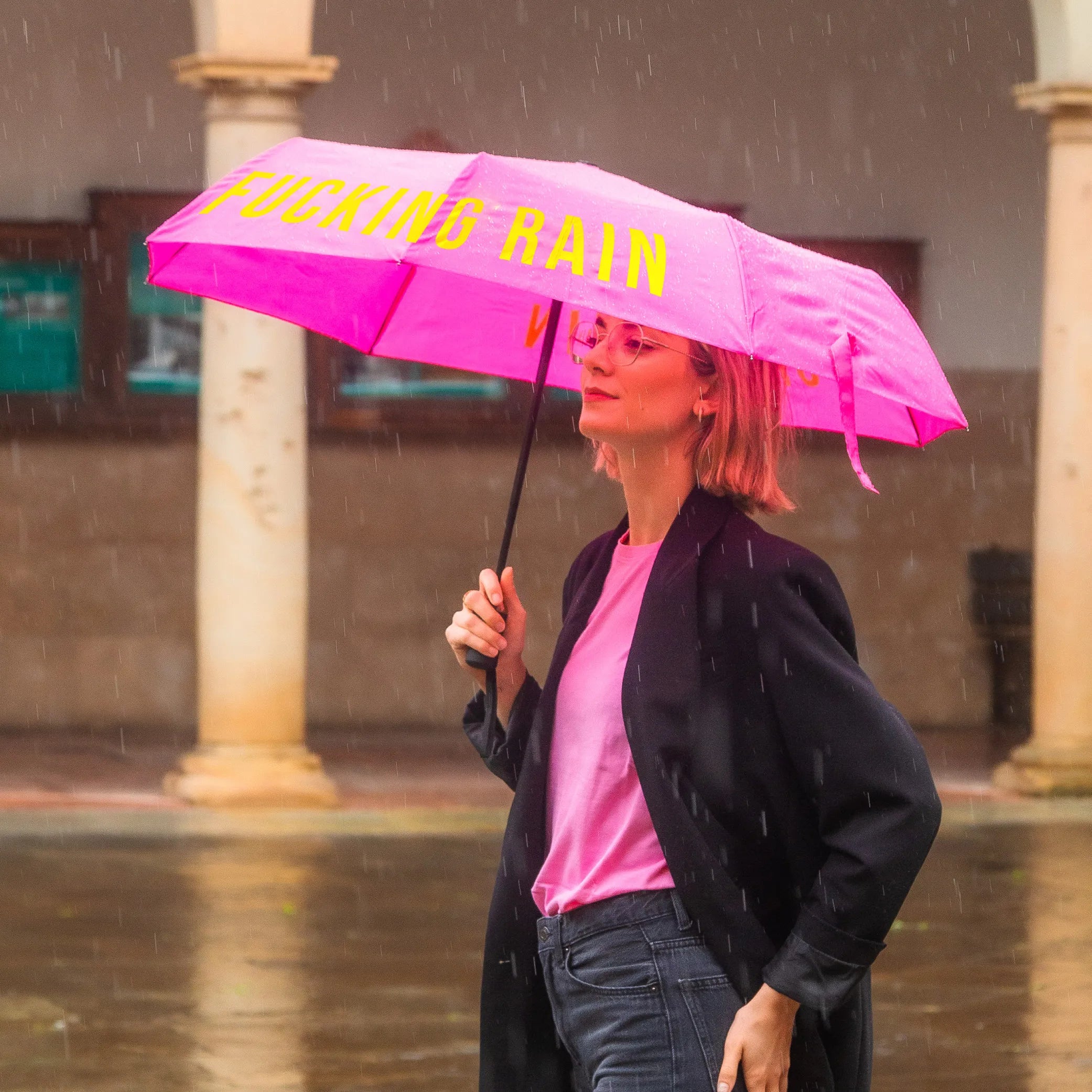 Paraguas plegable "Fucking Rain" rosa