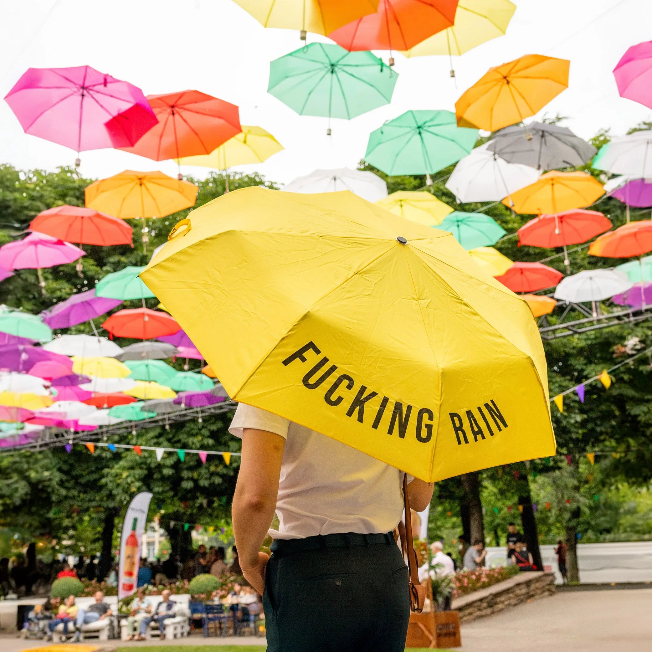 Paraguas plegable "Fucking Rain" amarillo