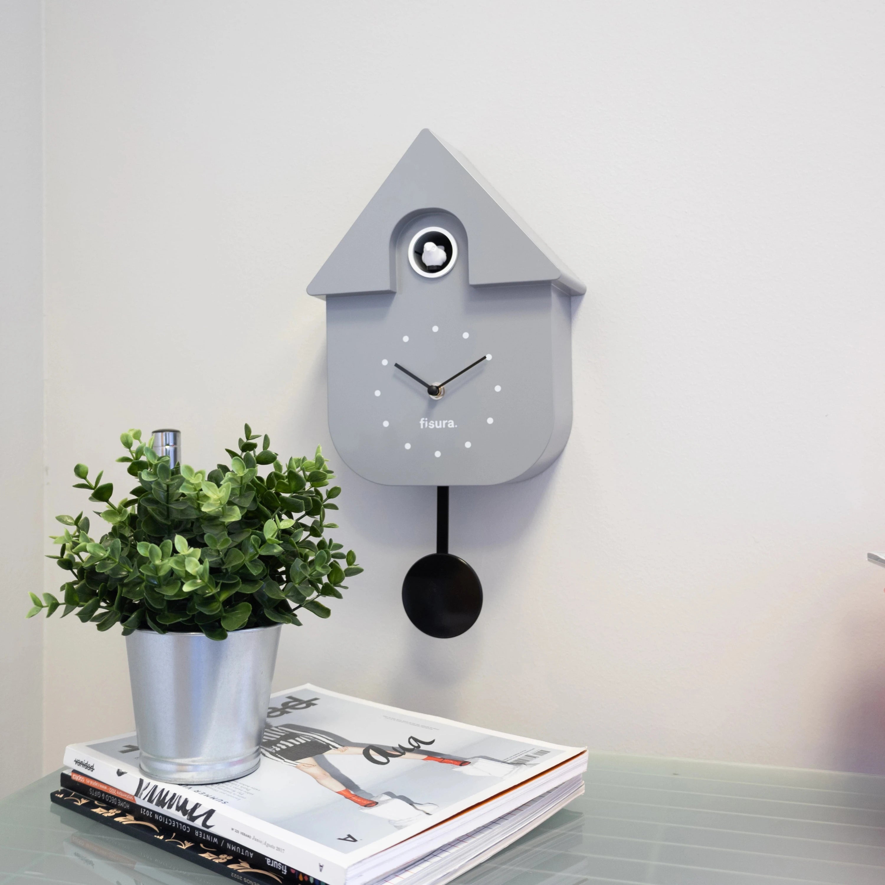 Reloj de cuco gris con dial blanco