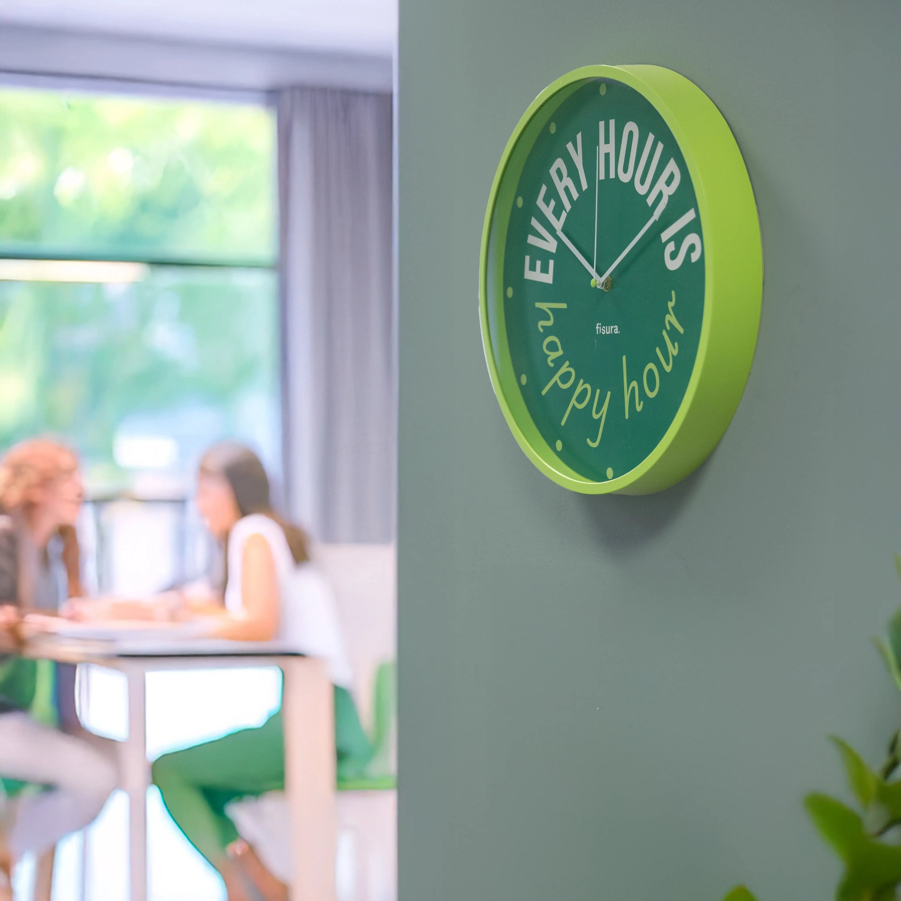 Reloj de pared “Every hour is happy hour”