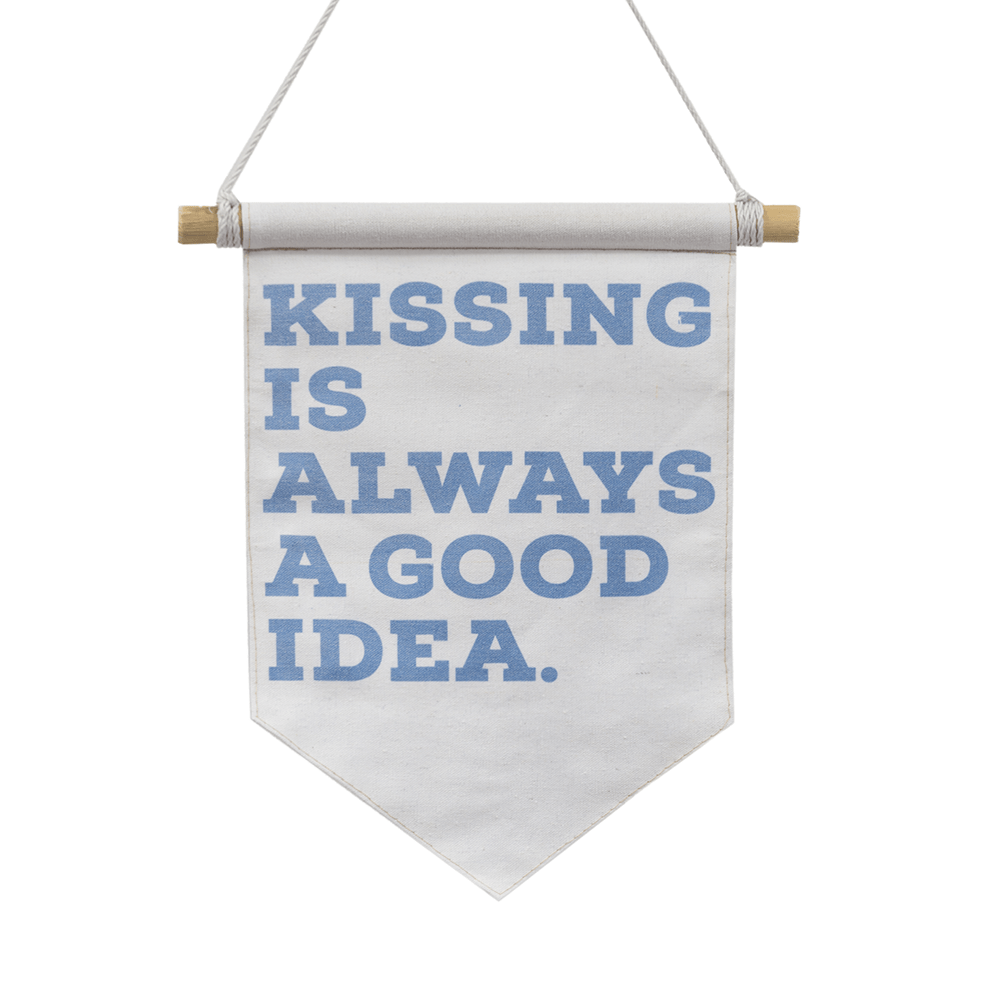 Banderola "Kissing is always a good idea"
