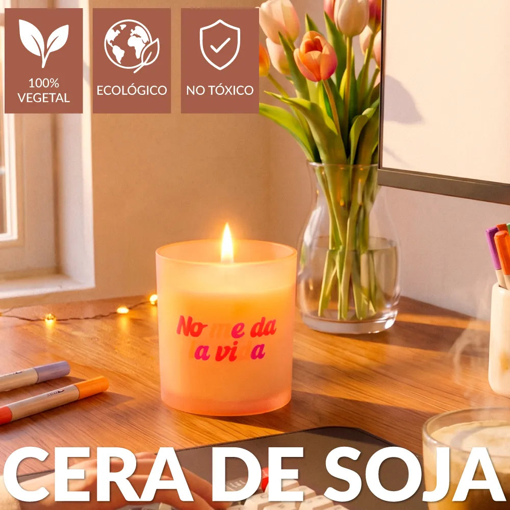 Bougie en verre “No me da la vida” – lotus blanc