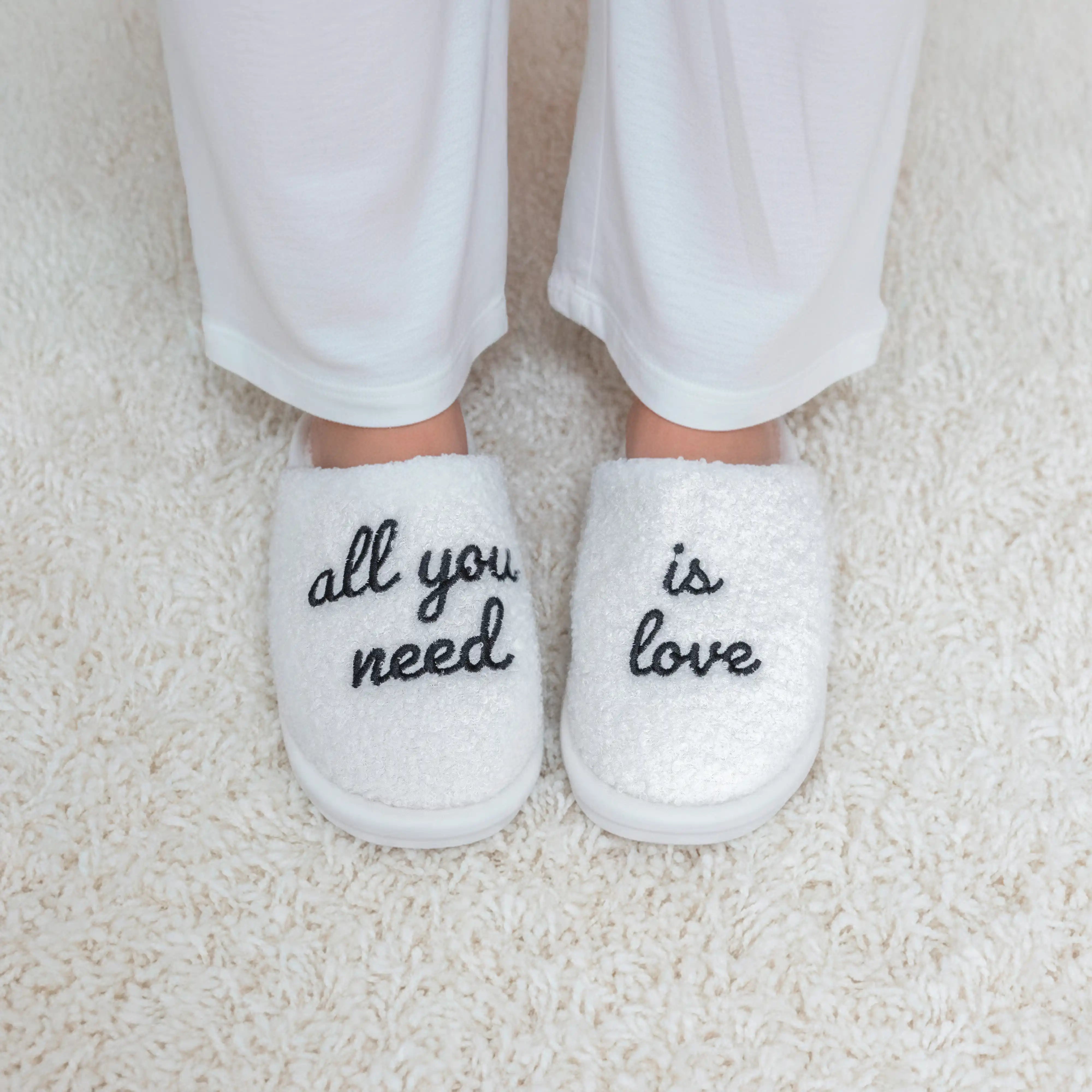 Zapatillas “All you need is love” beige