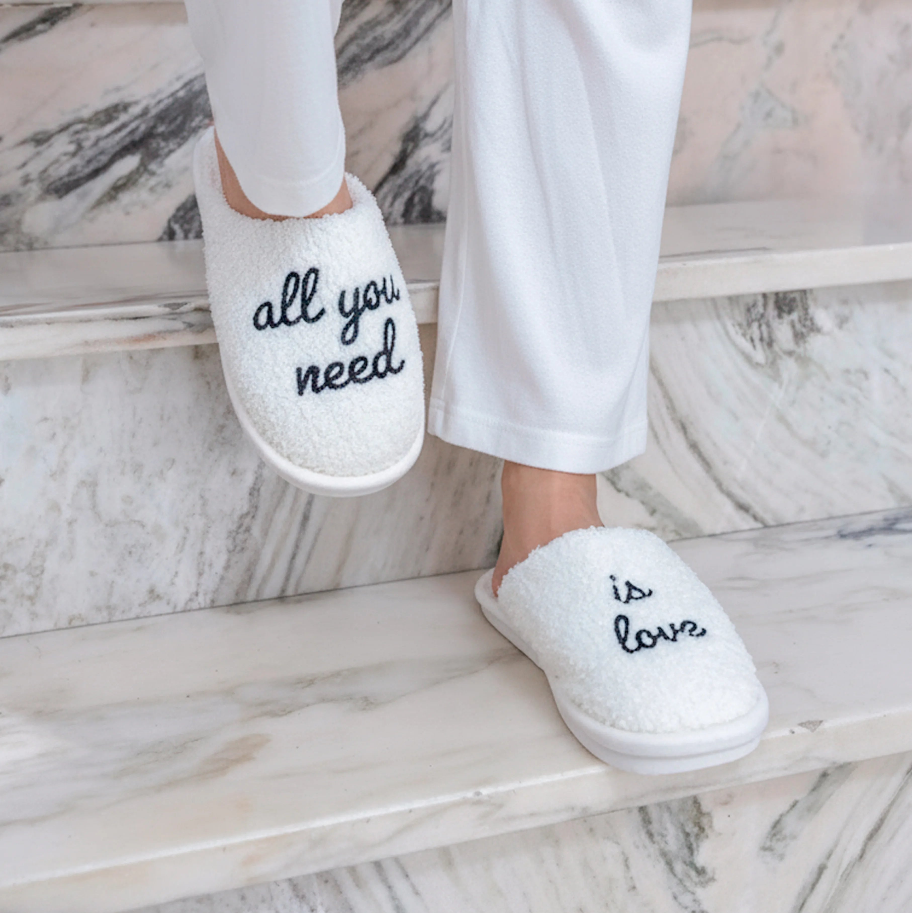 Zapatillas “All you need is love” beige