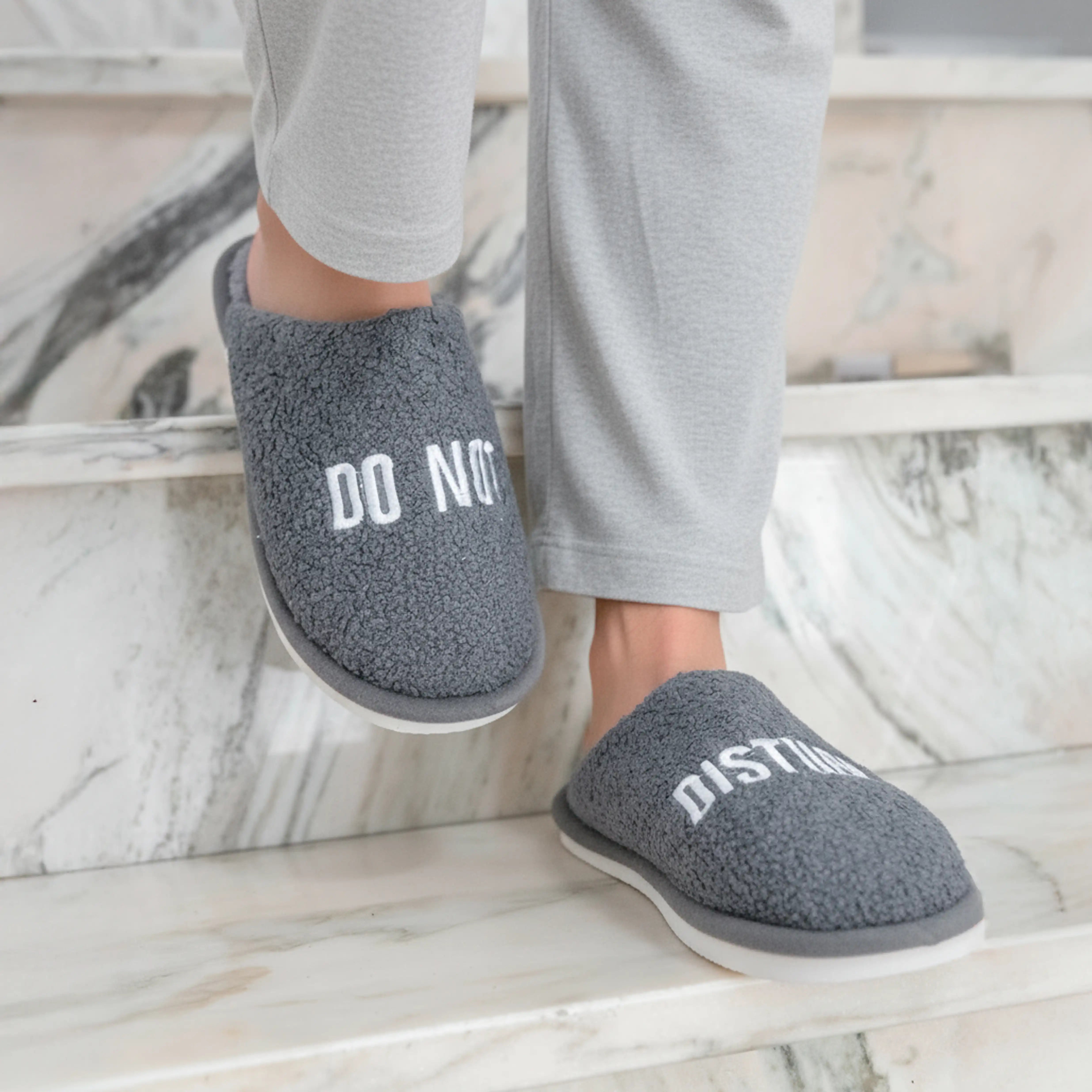 Zapatillas “Do not disturb” gris