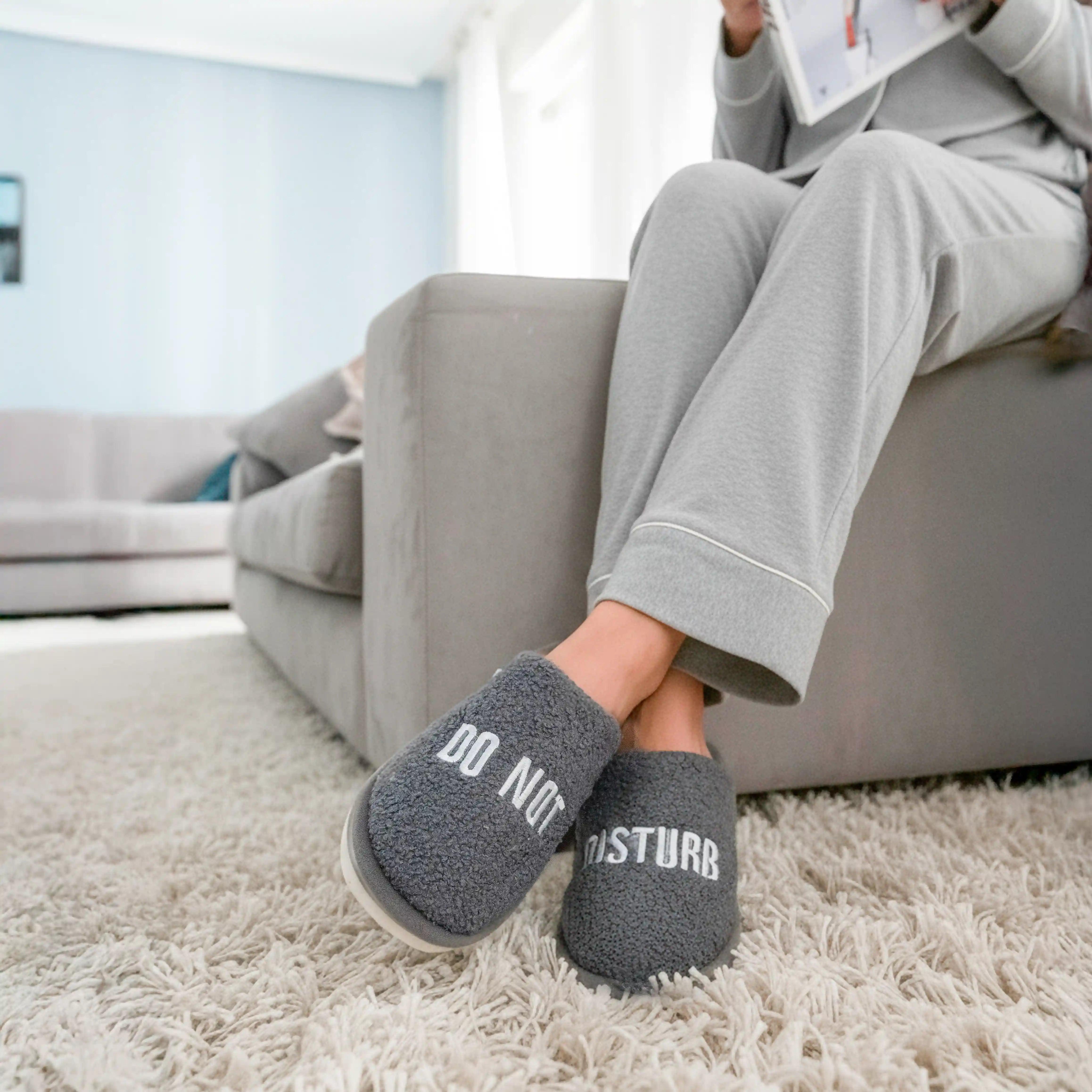 Zapatillas “Do not disturb” gris
