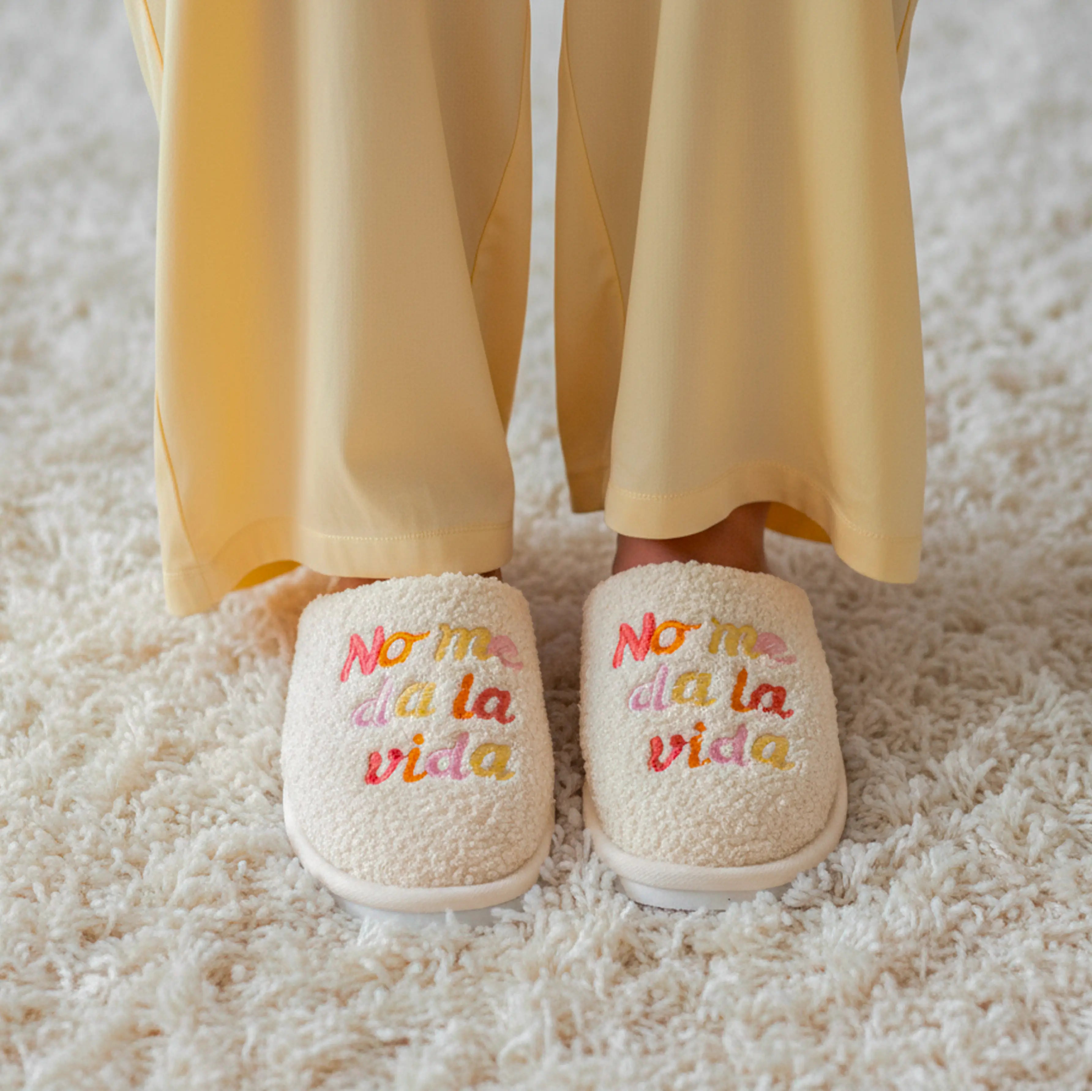 Zapatillas “No me da la vida” beige