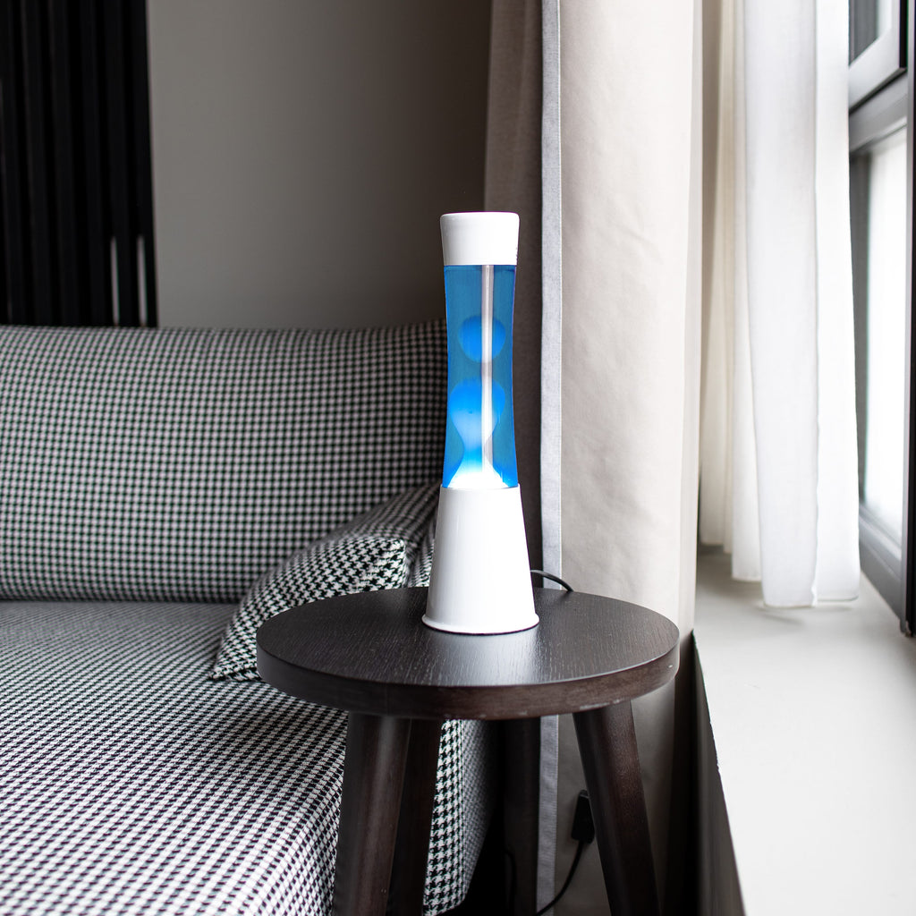 Lámpara de Lava con base blanca, líquido azul y lava color menta