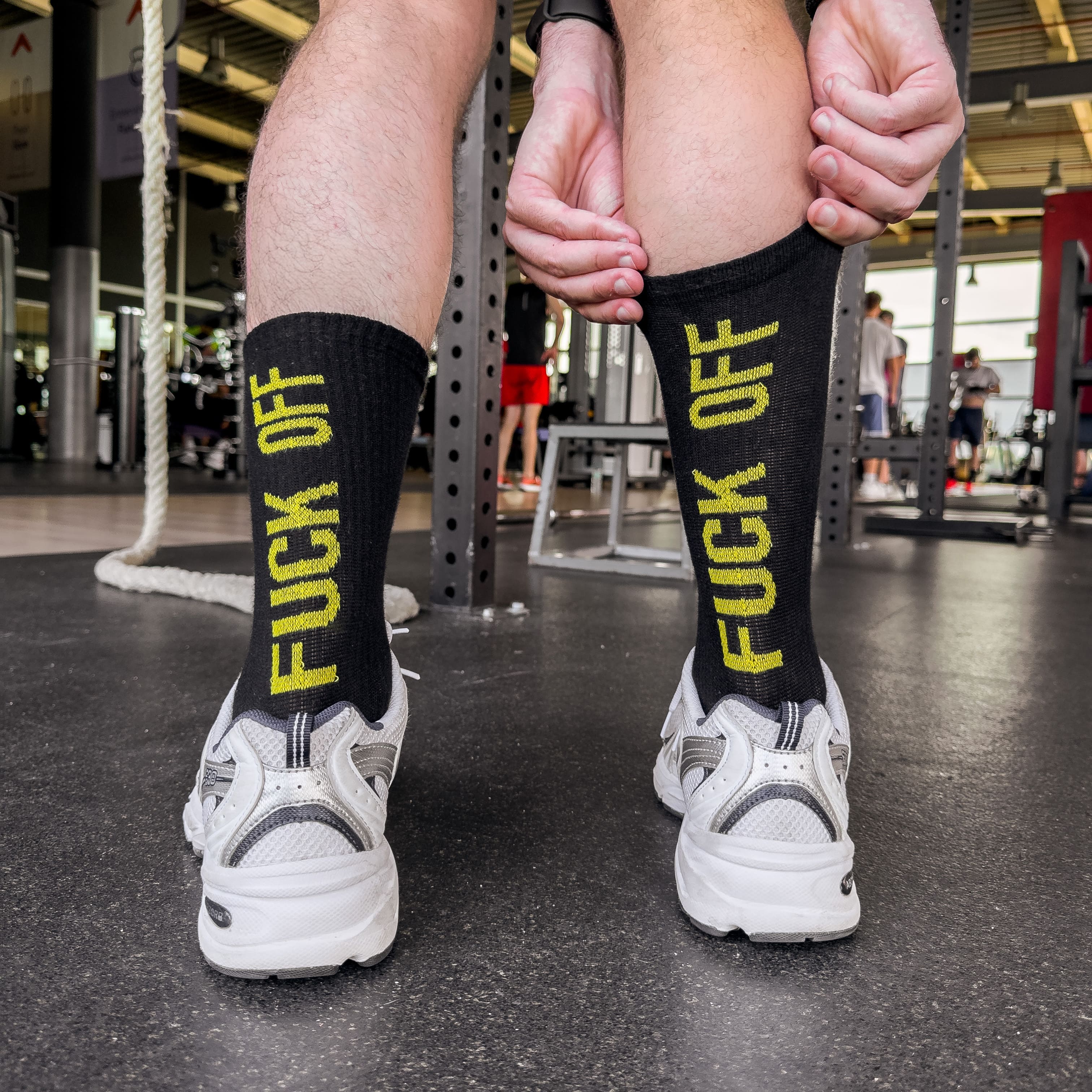 Calcetines Unisex “Fuck off" negro y amarillo