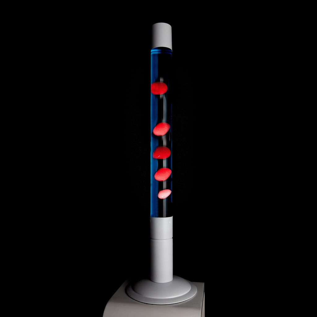 Lámpara de lava grande roja con base blanca y líquido azul