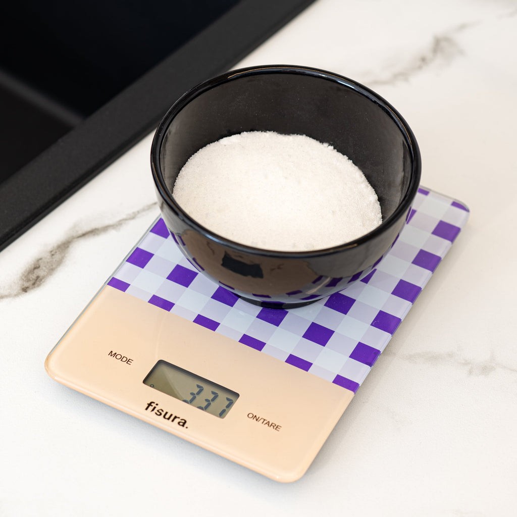Báscula digital de cocina con estampado vichy morado 