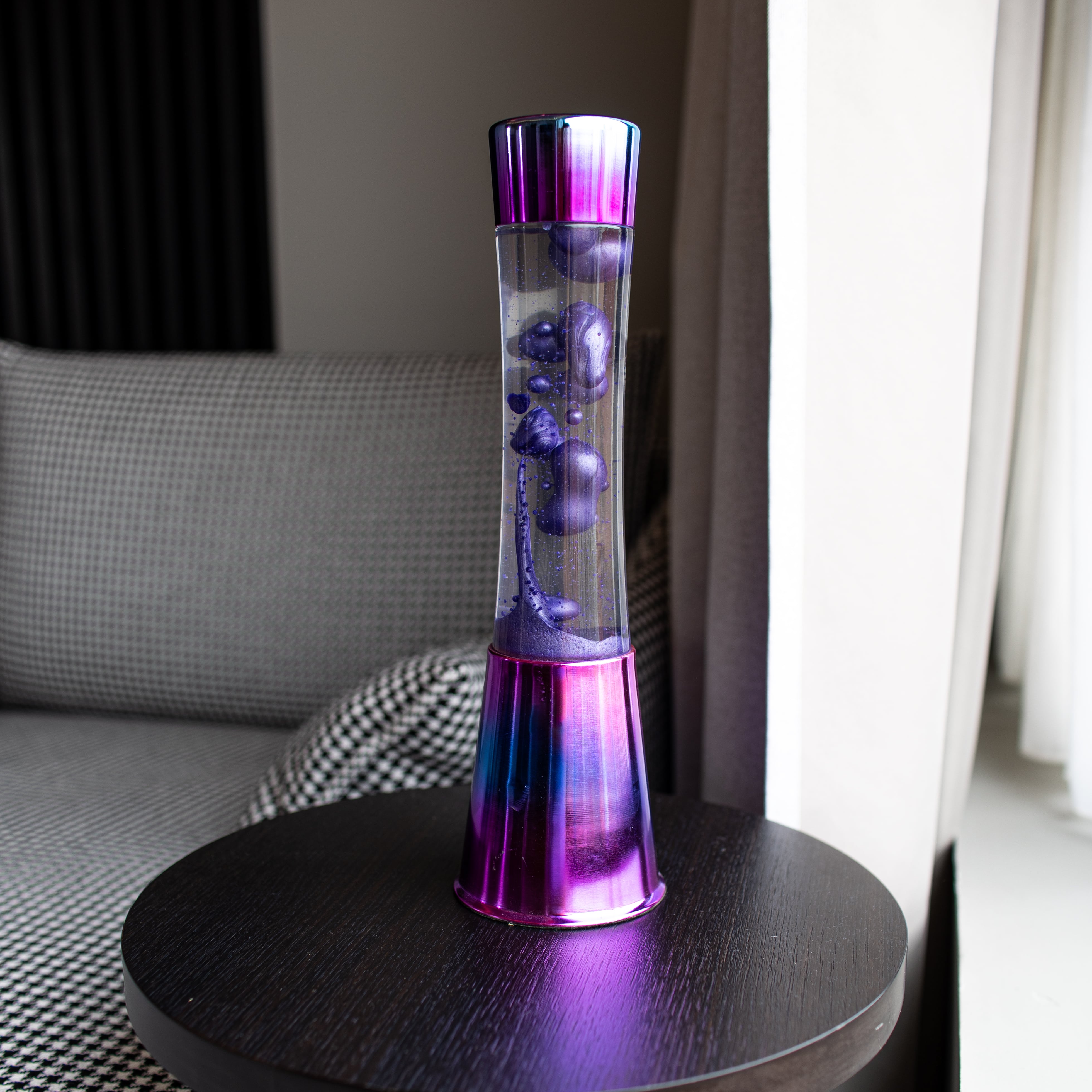 Lámpara de Lava con base iridiscente, líquido transparente y lava metálica morada