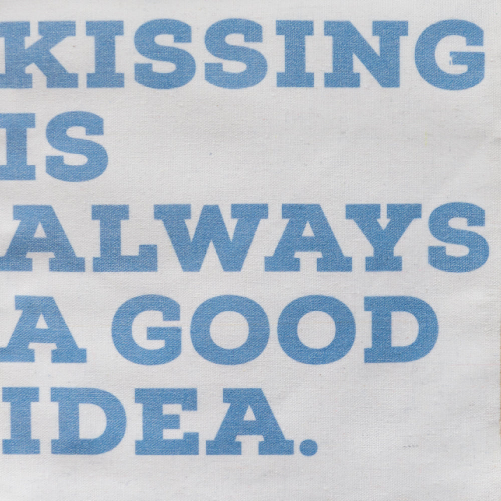 Banderola "Kissing is always a good idea"